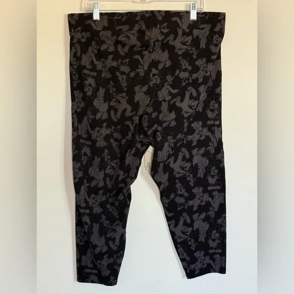 P58 torrid Disney Size 3X 22/24 Mickey and Friends Black and Grey Crop Legging - Picture 2 of 3